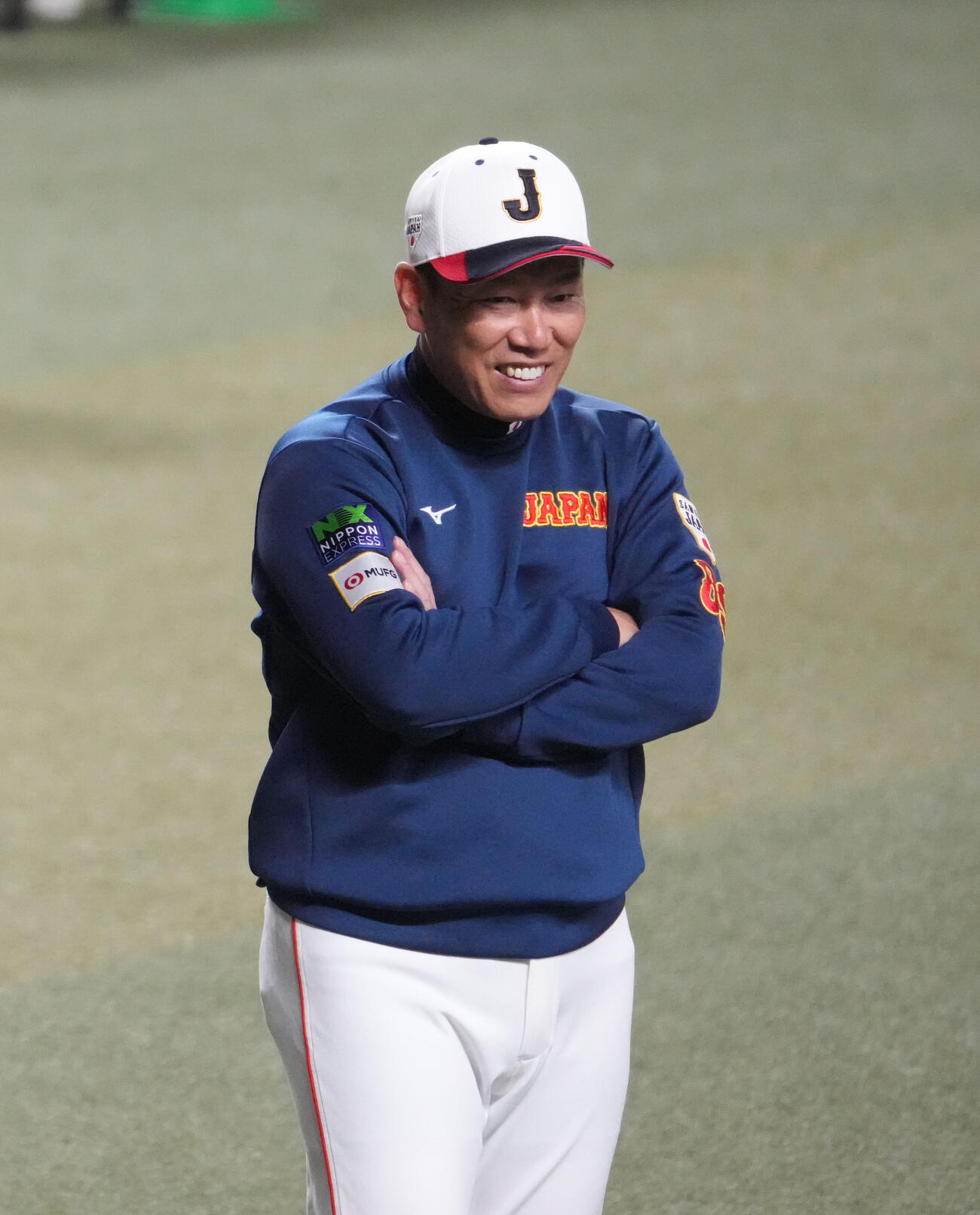 練習を見つめる井端監督（撮影・森本幸一）