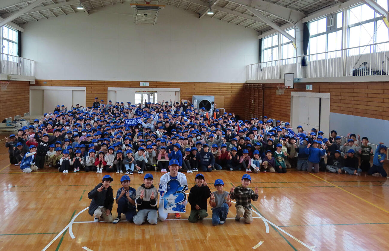 「15th MEMORIAL CAP」お渡し会で母校の横浜市立屏風浦小学校を訪問し、記念写真に納まるDeNA石田裕