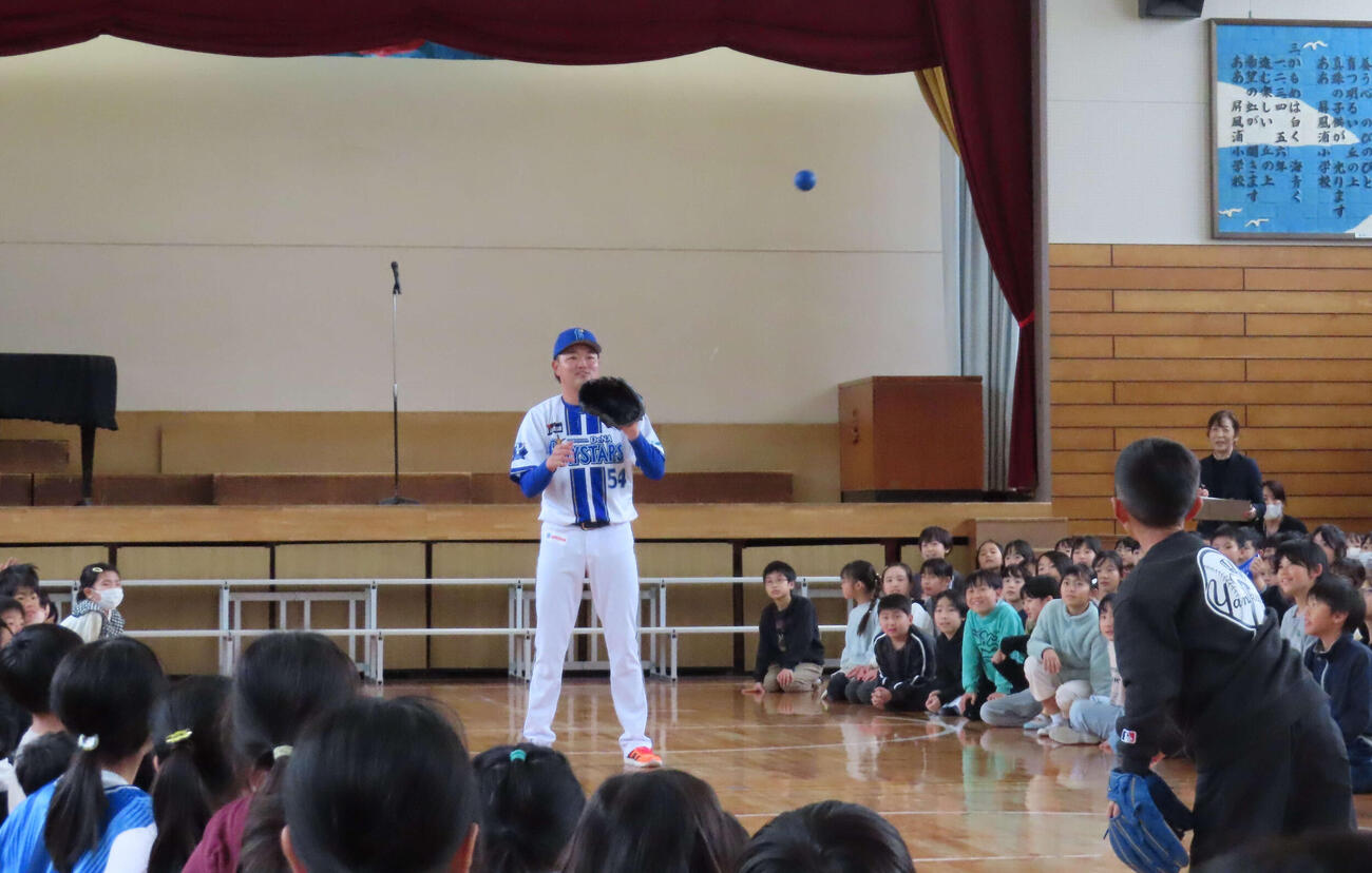 「15th MEMORIAL CAP」お渡し会で母校の横浜市立屏風浦小学校を訪問し、児童とキャッチボールを行うDeNA石田裕