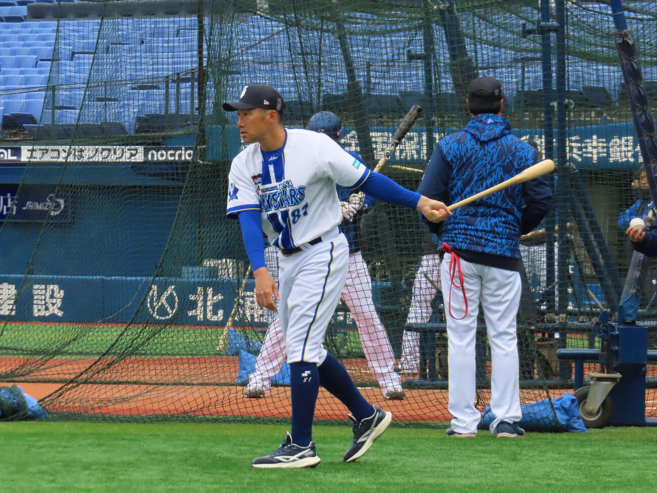 ノックを打つDeNA相川監督