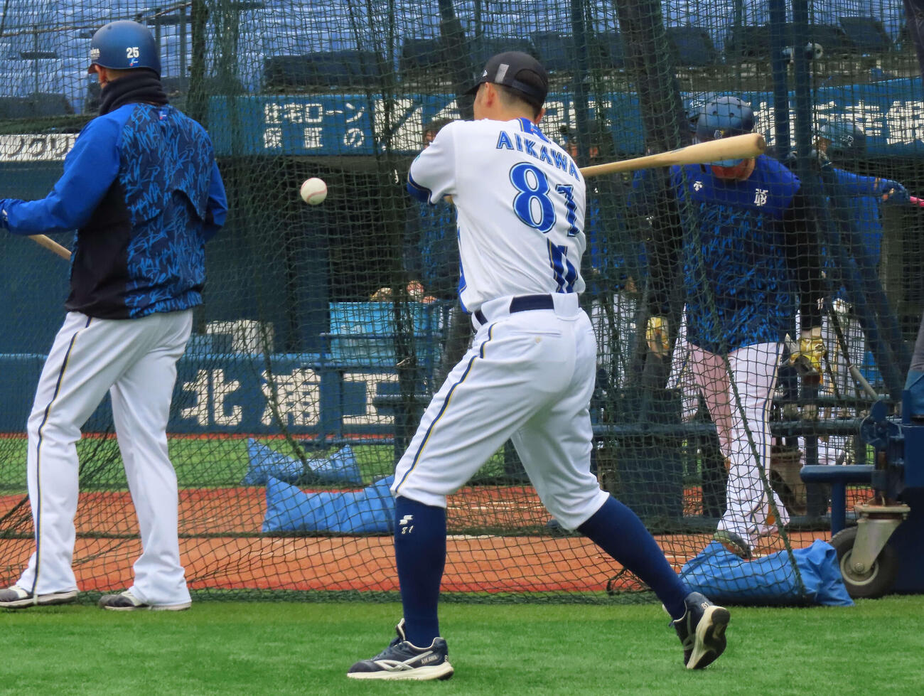 ノックを打つDeNA相川監督