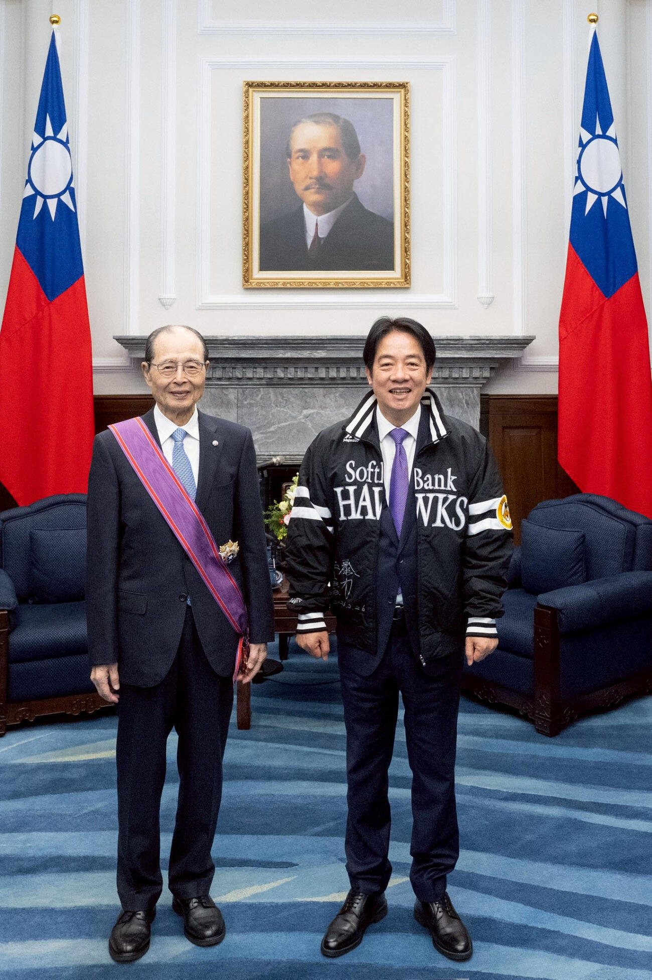 勲章を受けたソフトバンクの王貞治球団会長（左）と台湾の頼清徳総統（総統府提供・共同）