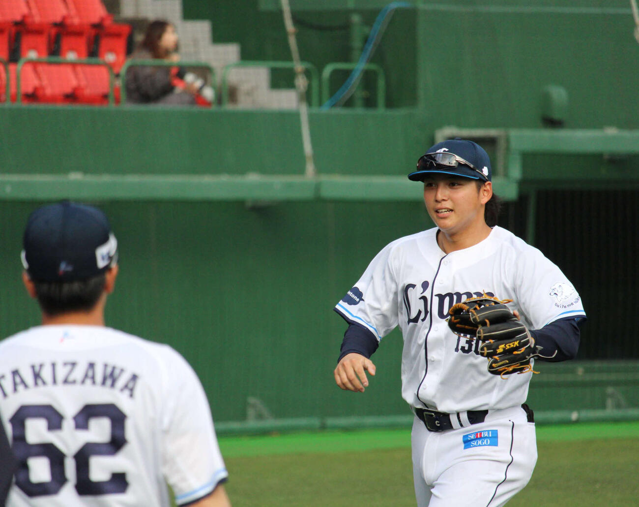 西武－韓国・斗山　初の1軍戦出場で遊撃守備から戻る西武金子（26年2月撮影）