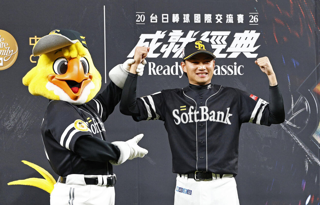 ヒーローインタビューを終え、ポーズをとるソフトバンク・徐若熙＝台北ドーム（共同）