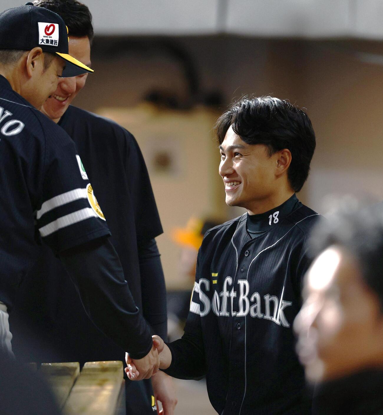 台湾代表に勝利し、ベンチで笑顔を見せるソフトバンク・徐若熙＝台北ドーム（共同）