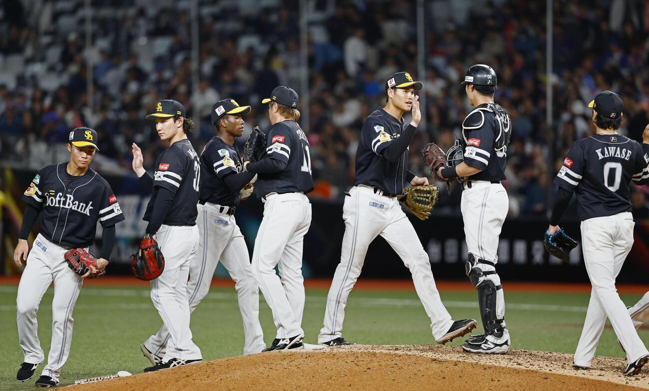 台湾代表に勝利し、タッチを交わす笹川（右から3人目）らソフトバンクナイン＝台北ドーム（共同）