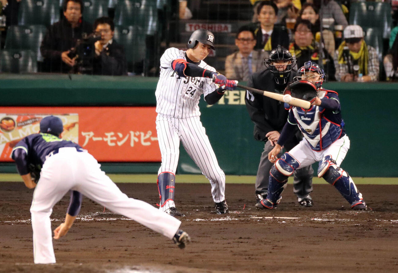 ヤクルト戦で中前安打を放つ横田慎太郎さん（2016年撮影）