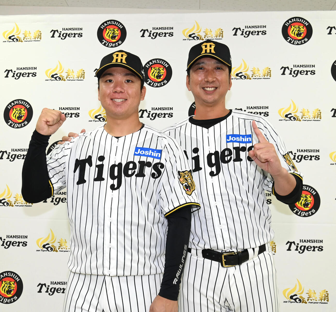 開幕投手に阪神村上（左）を指名する阪神藤川監督（撮影・石井愛子）