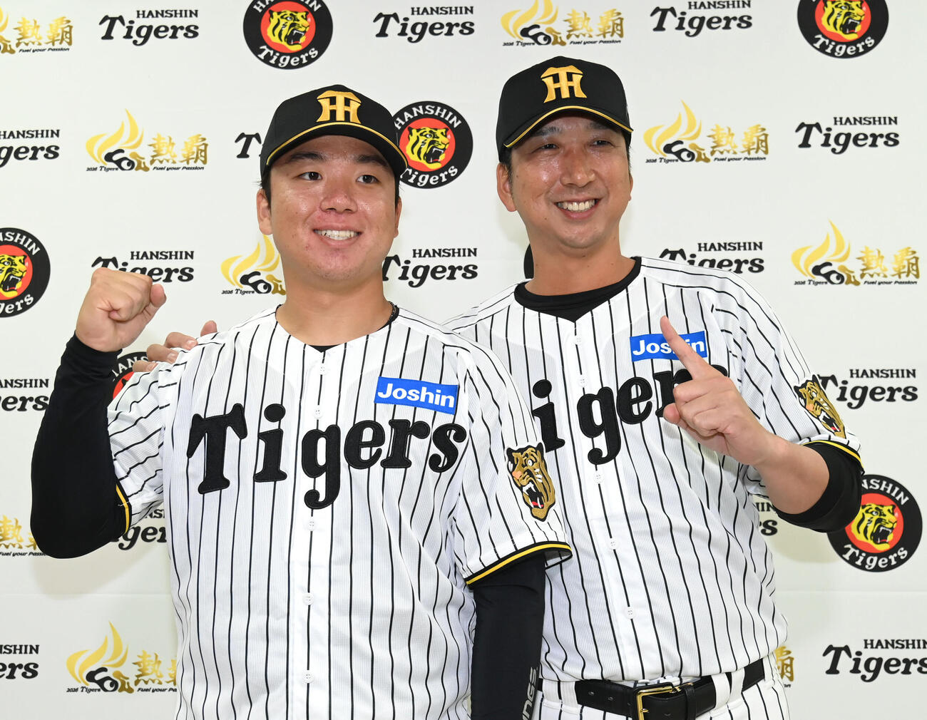 開幕投手に阪神村上（左）を指名する阪神藤川監督（撮影・石井愛子）