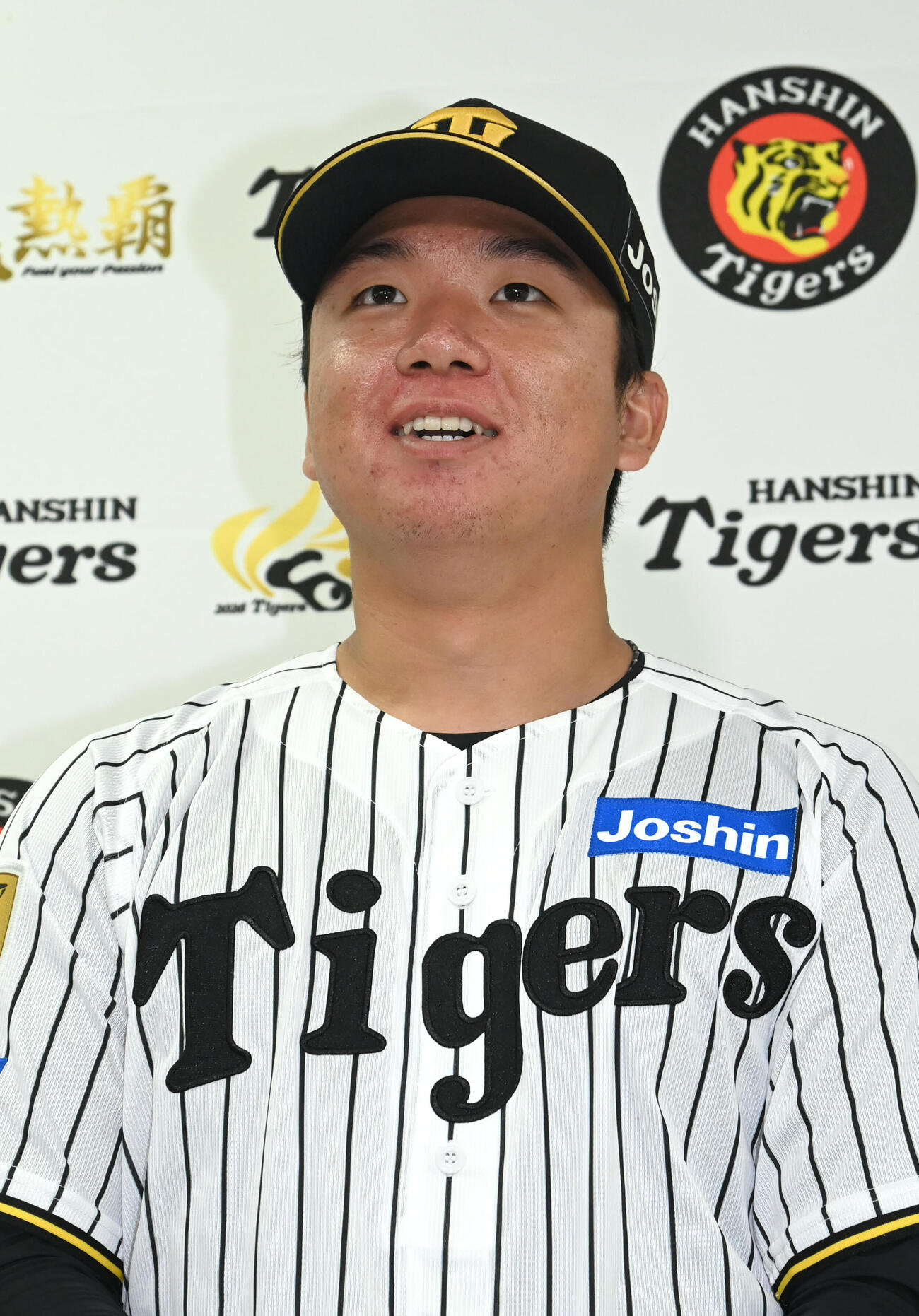報道陣の質問に答える阪神村上（撮影・石井愛子）