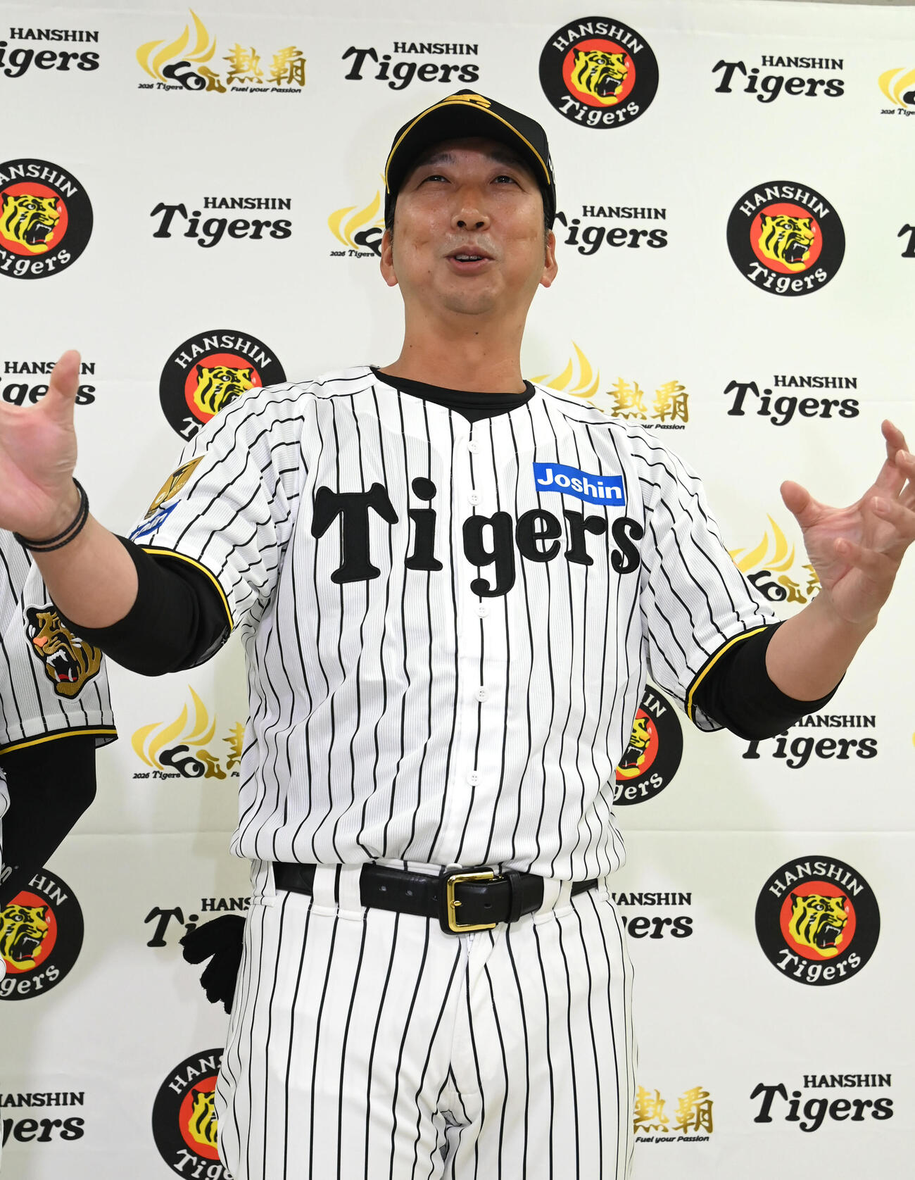 報道陣の質問に答える阪神藤川監督（撮影・石井愛子）