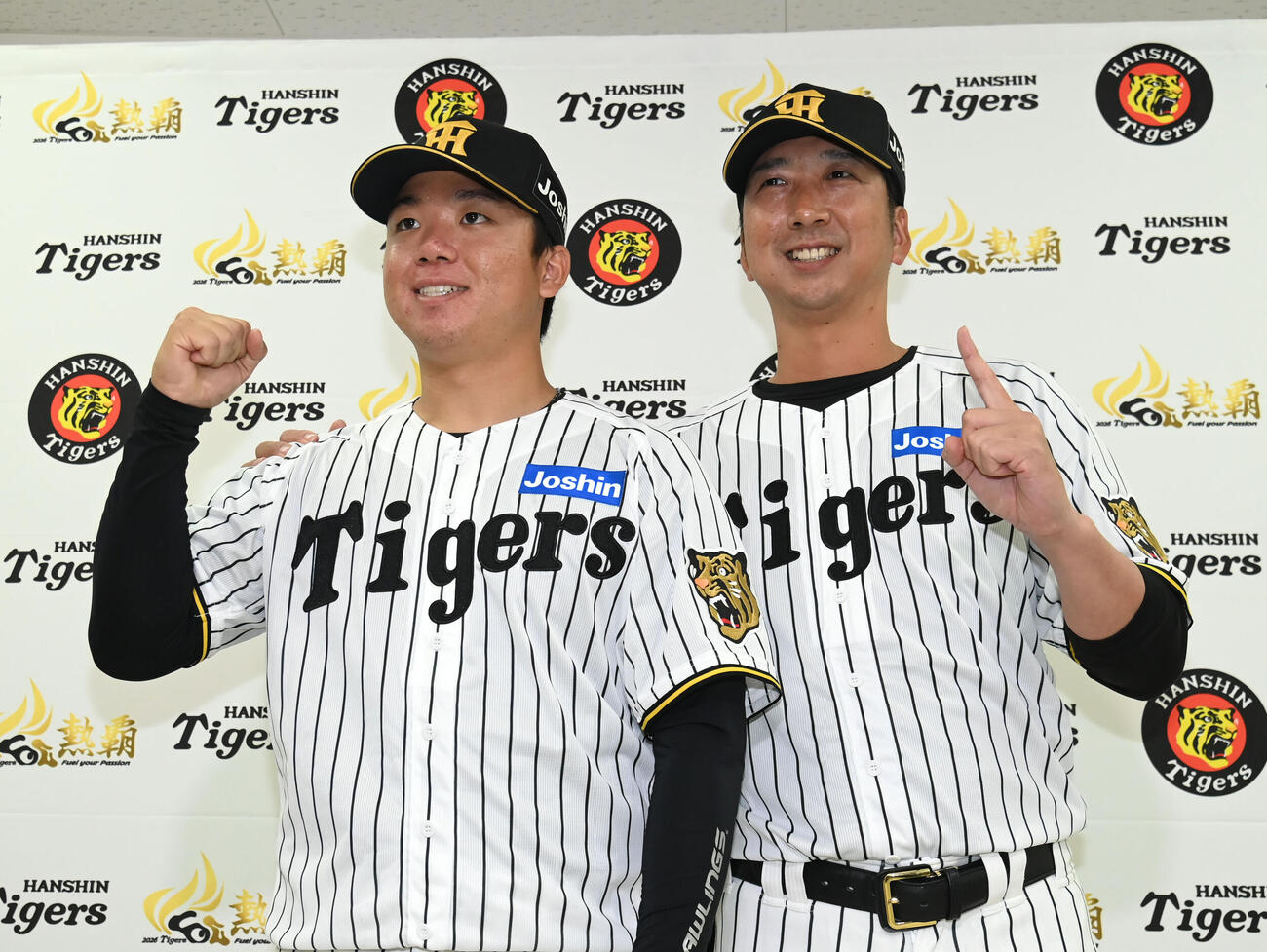 開幕投手に阪神村上（左）を指名する阪神藤川監督（撮影・石井愛子）