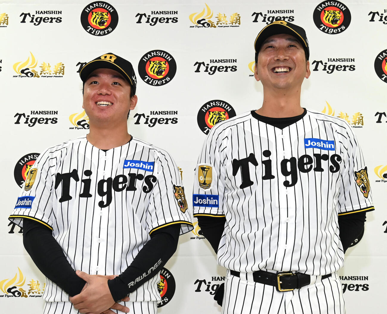 開幕投手に阪神村上（左）を指名する阪神藤川監督（撮影・石井愛子）