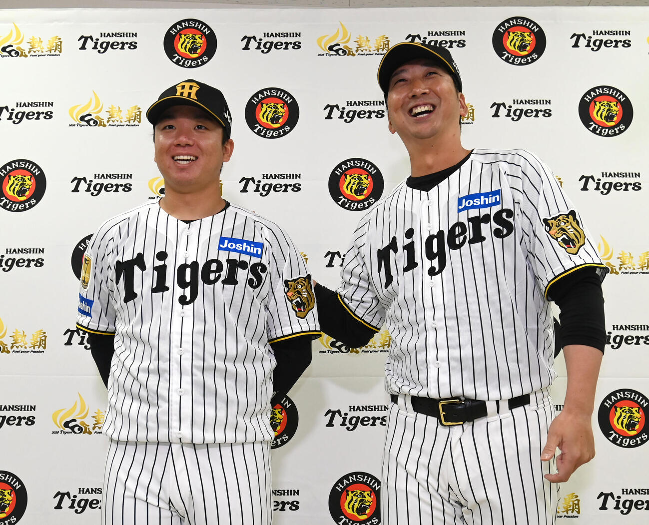 開幕投手に阪神村上（左）を指名する阪神藤川監督（撮影・石井愛子）