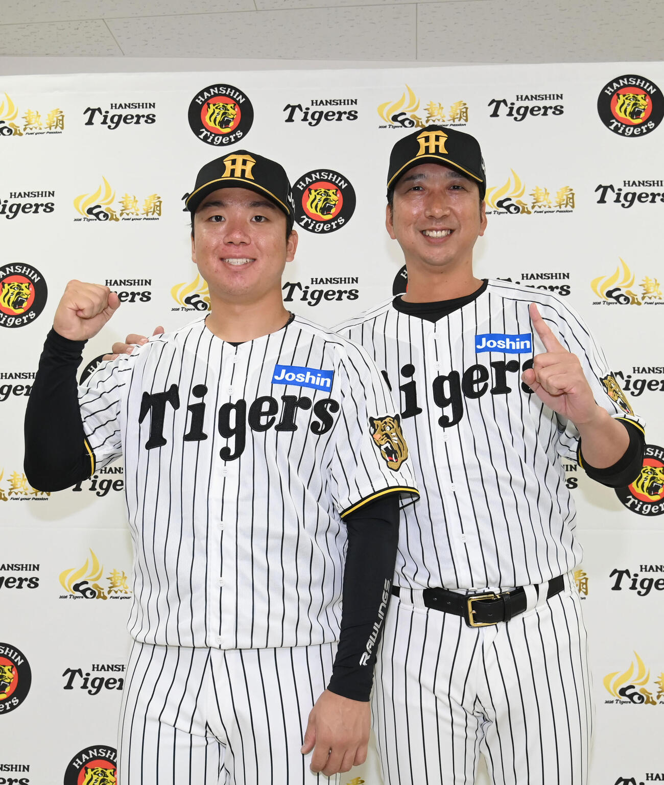 開幕投手に阪神村上（左）を指名する阪神藤川監督（撮影・石井愛子）