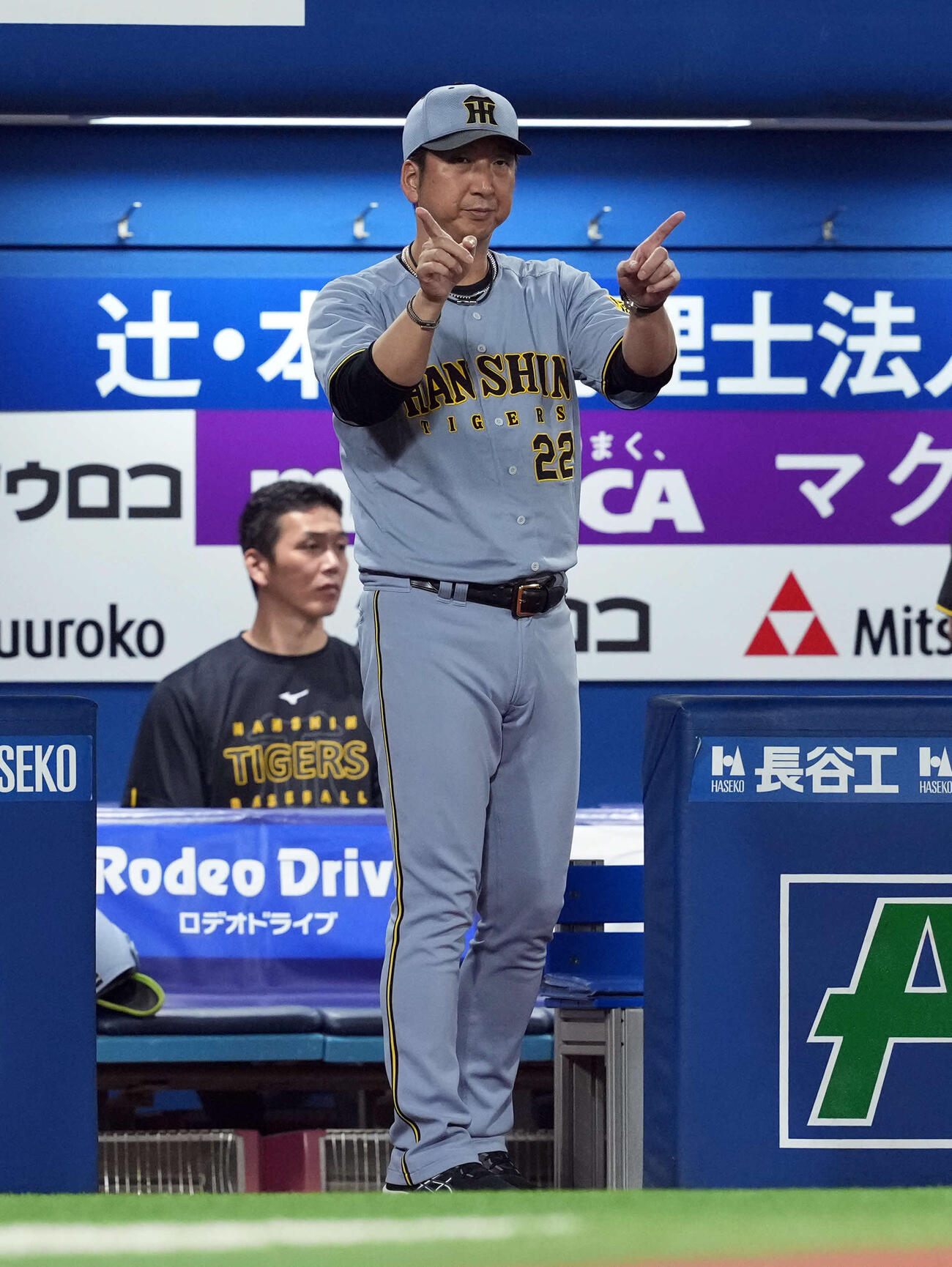 リプレー検証をリクエストする阪神藤川監督（2025年8月撮影）