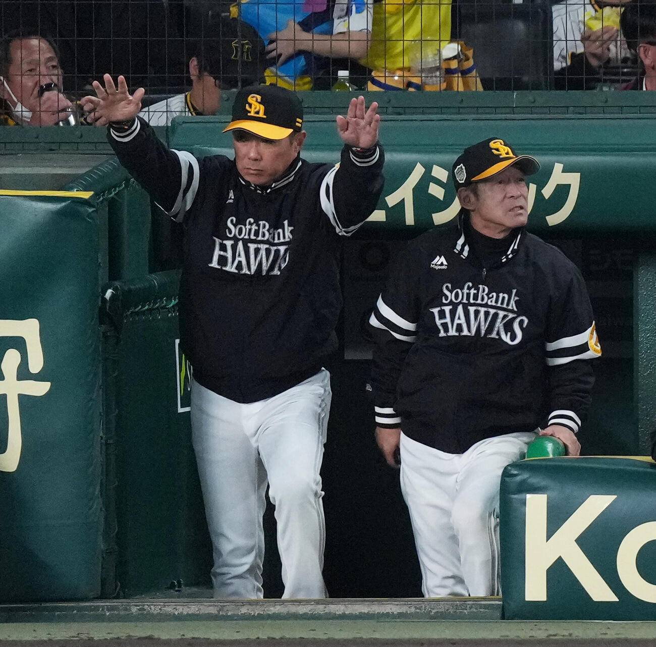 リプレー検証を求めるソフトバンク小久保監督（2025年10月撮影）