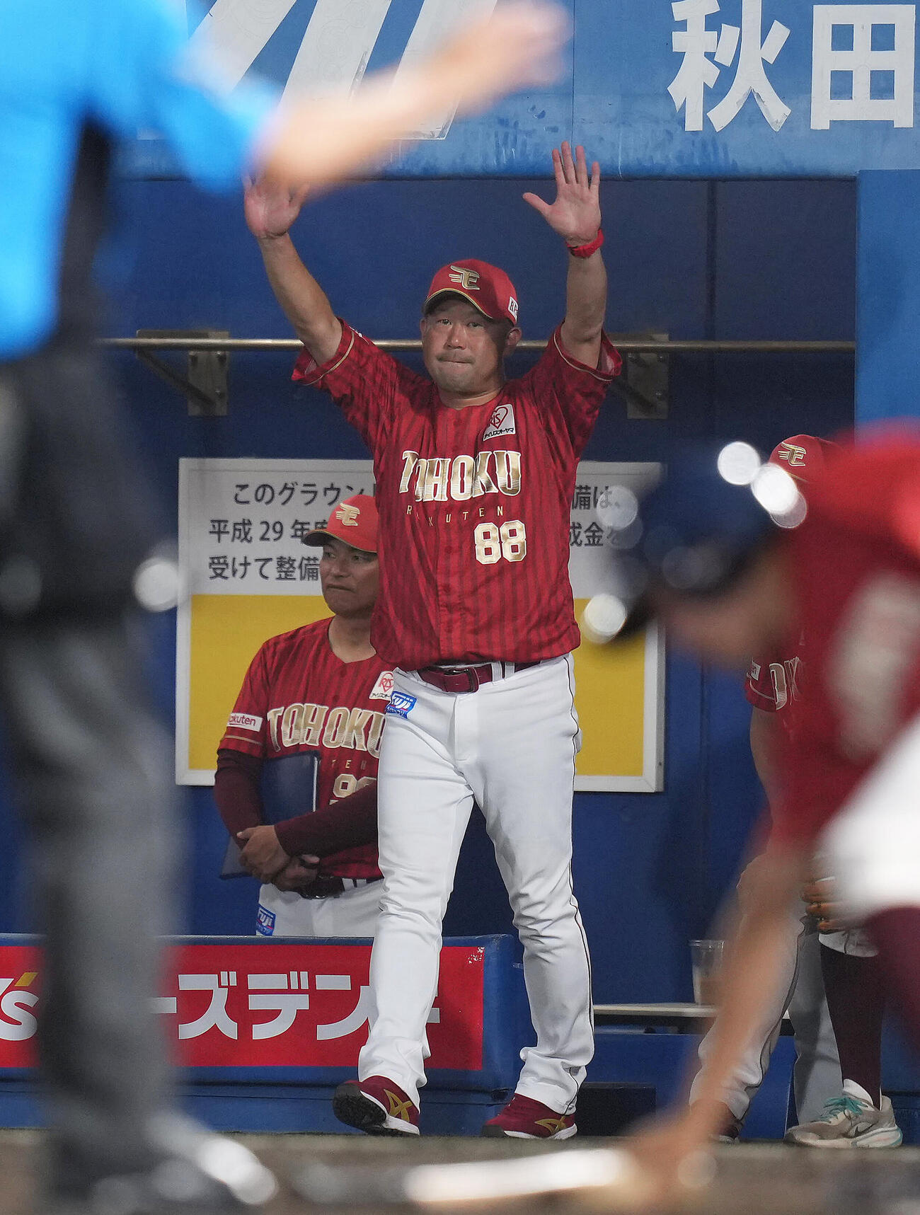リプレー検証を求める楽天三木監督（2025年8月撮影）