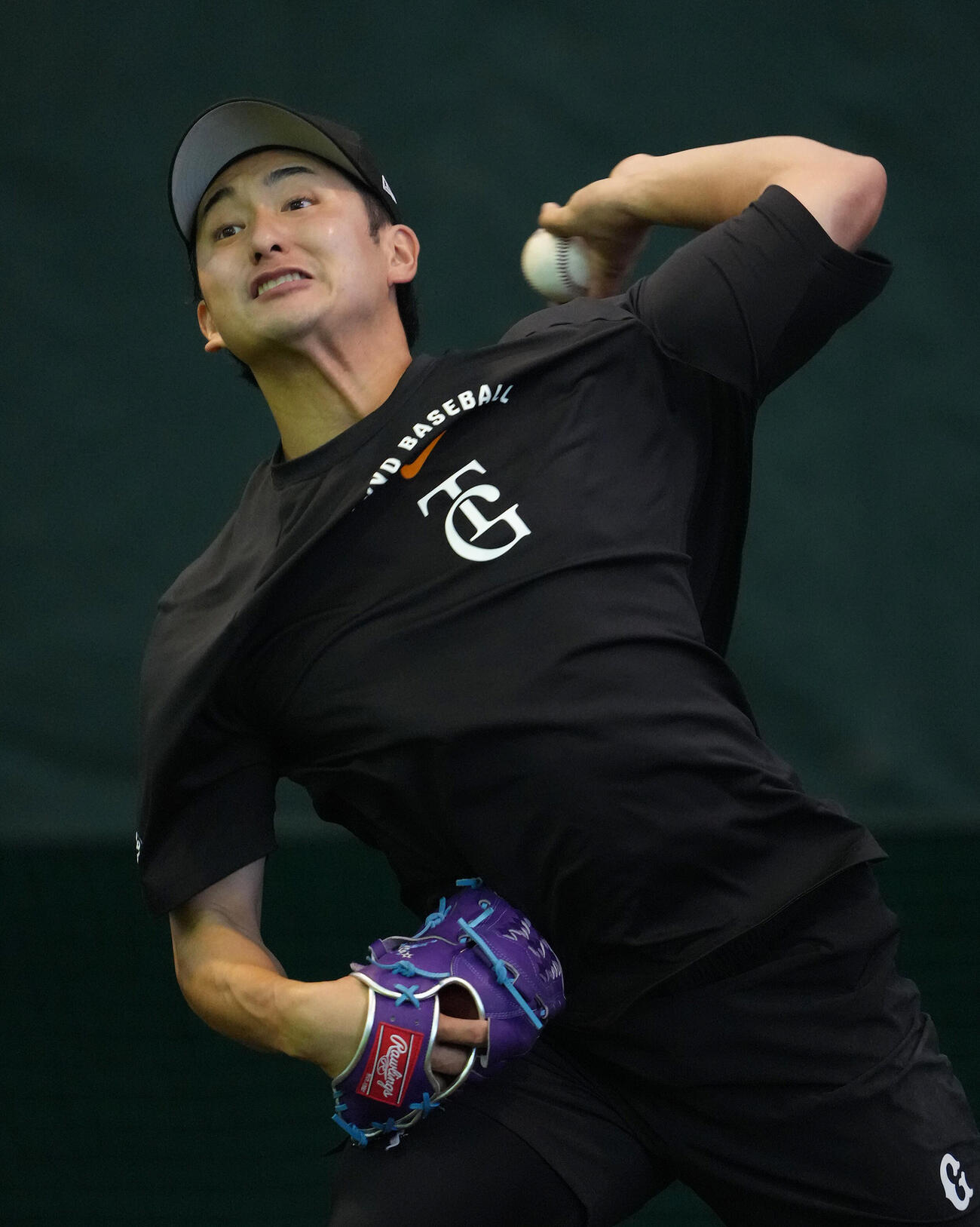 ブルペン投球する巨人横川（撮影・足立雅史）