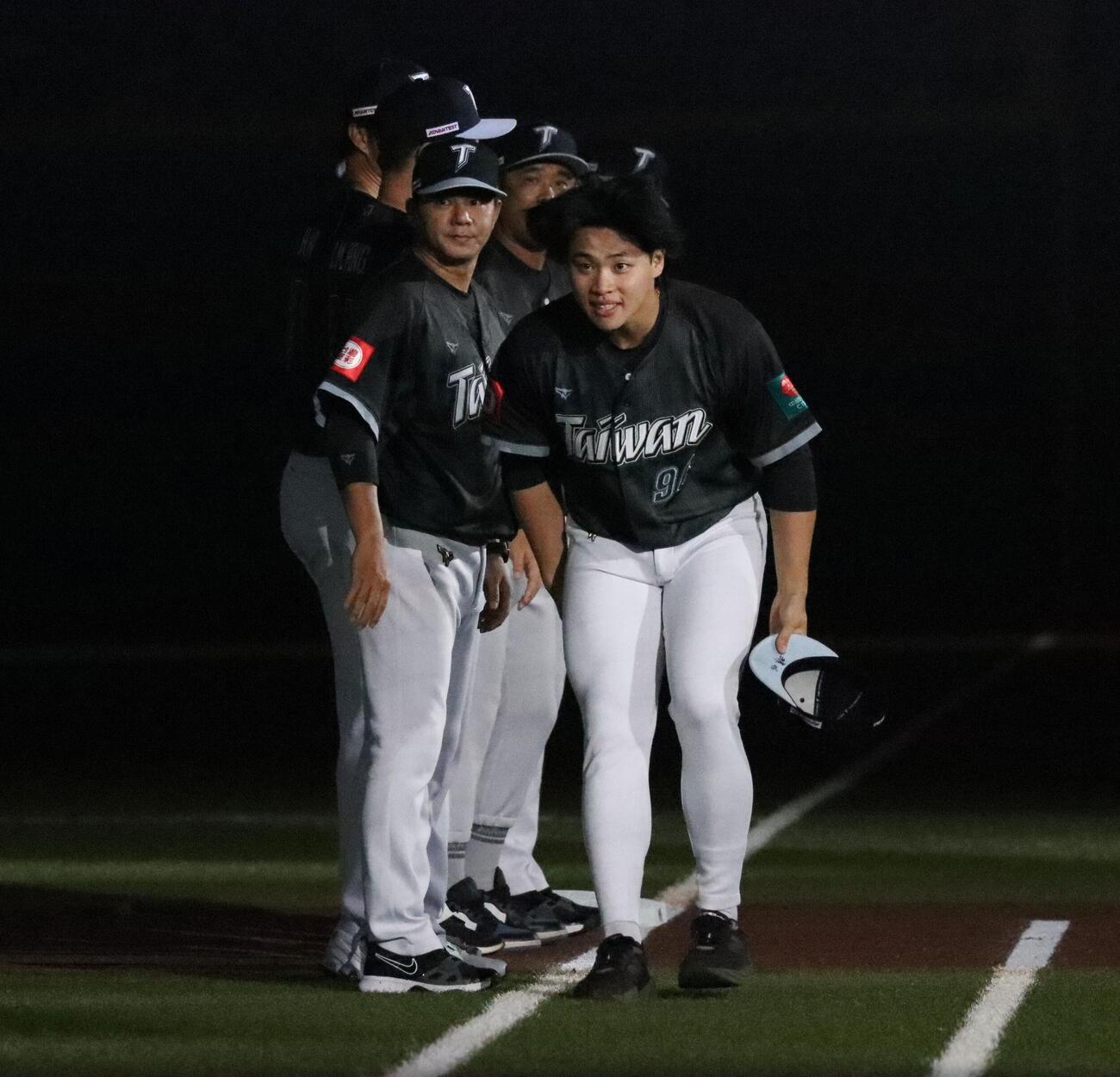 入場時に新庄監督にあいさつする台湾代表の日本ハム孫易磊（撮影・永野高輔）