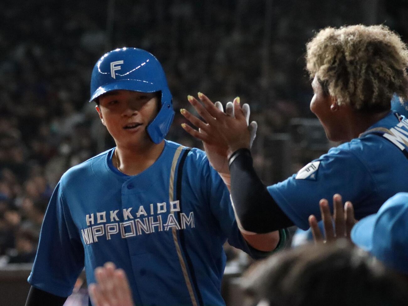 2回先頭で左越えソロを放ちハイタッチする日本ハム郡司（撮影・永野高輔）