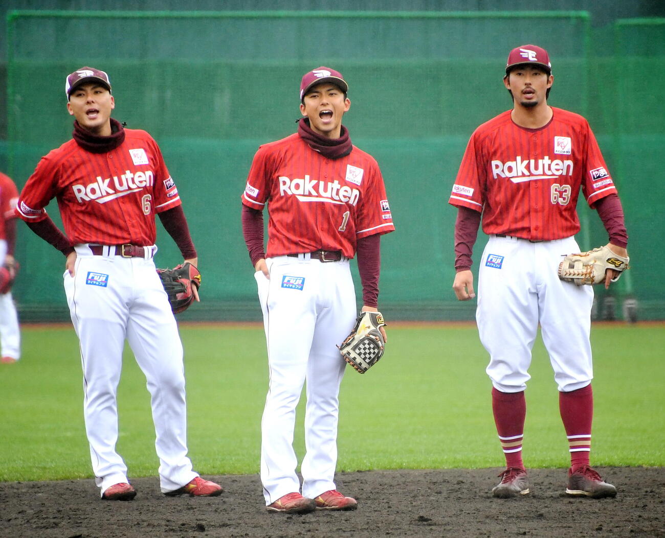 練習中に声を張り上げる楽天宗山（中央）。左は村林、右は入江