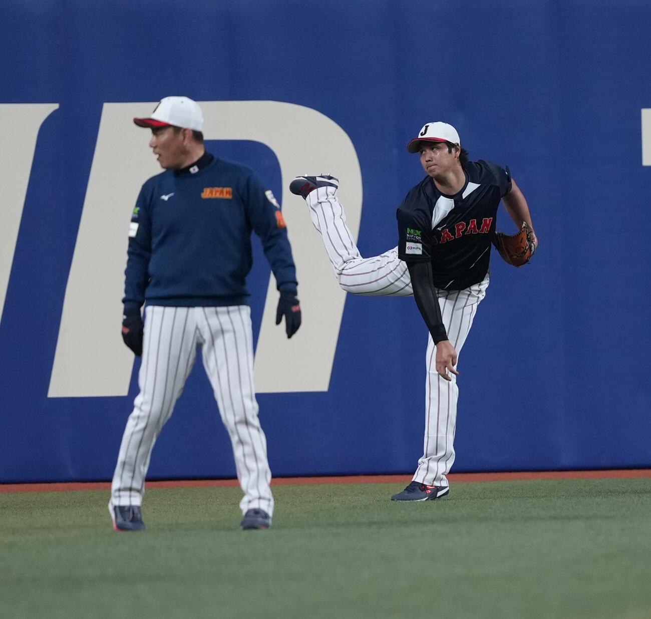 ラグザス侍ジャパンシリーズ2026名古屋　日本対中日　キャッチボールをする大谷（右）。左は井端監督（撮影・井上学）
