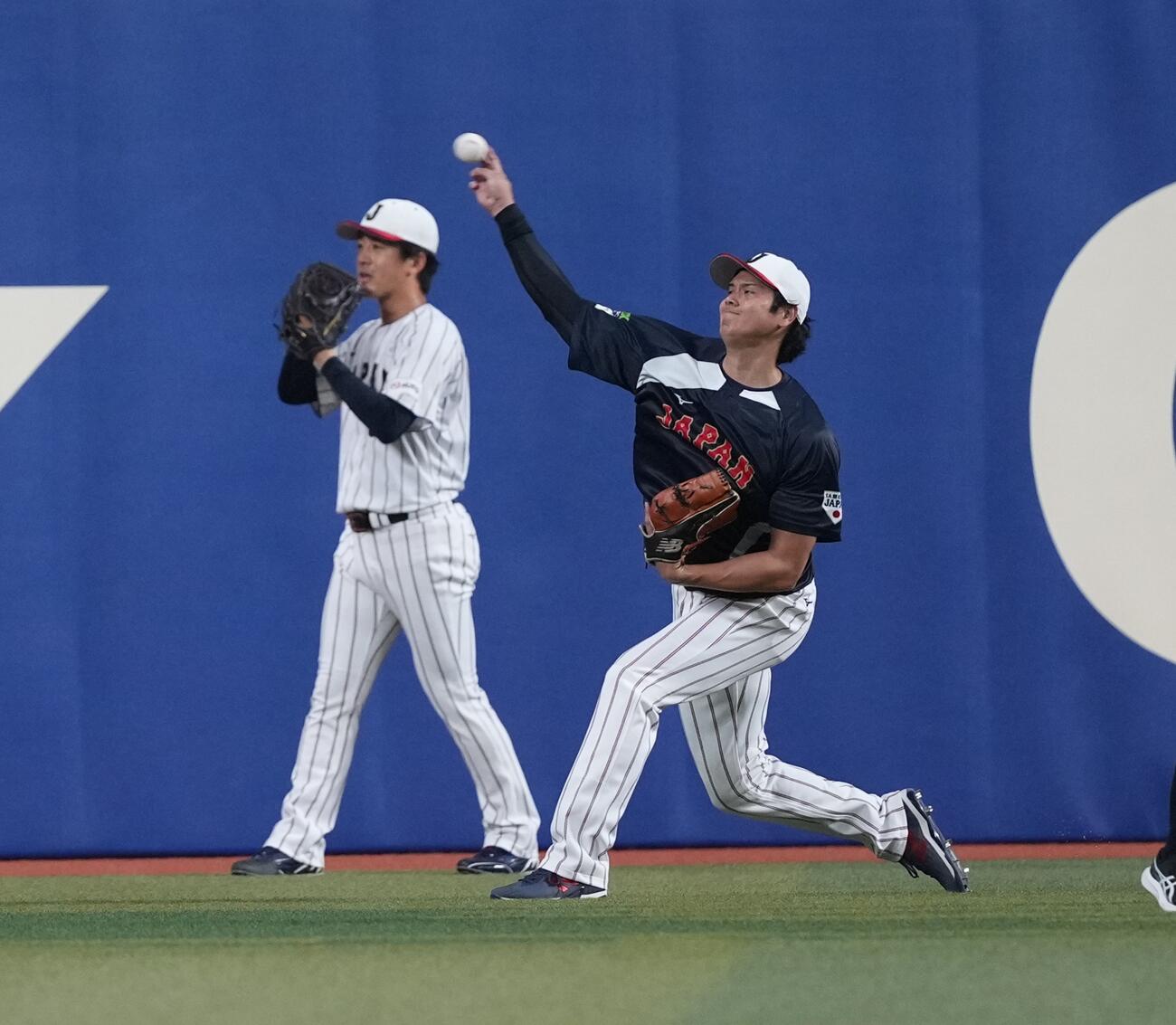 日本対中日　キャッチボールをする大谷（右）（撮影・井上学）