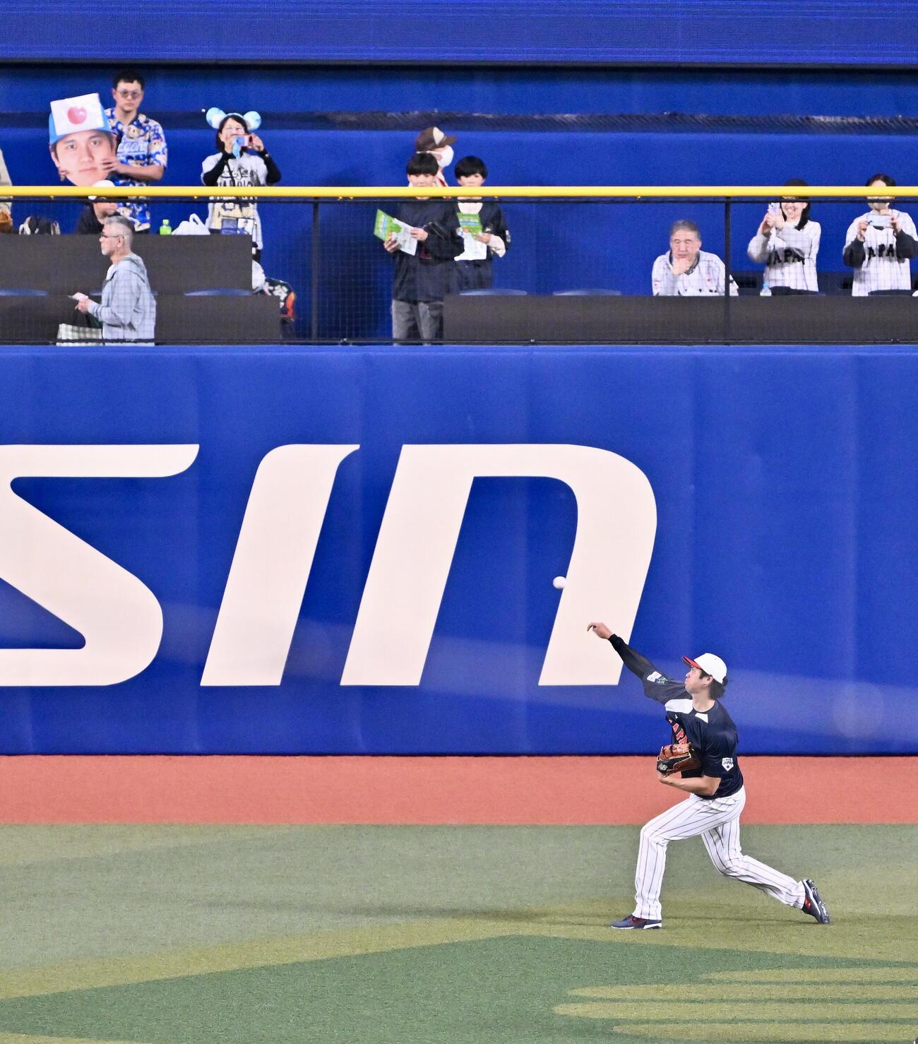 日本対中日　試合前練習のキャッチボールで調整する大谷（撮影・滝沢徹郎）