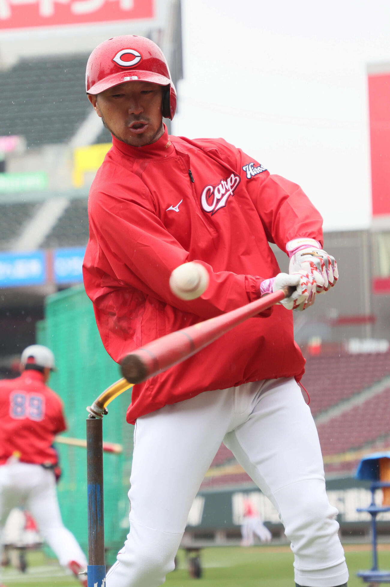 ティー打撃練習をする広島菊池（撮影・加藤孝規）