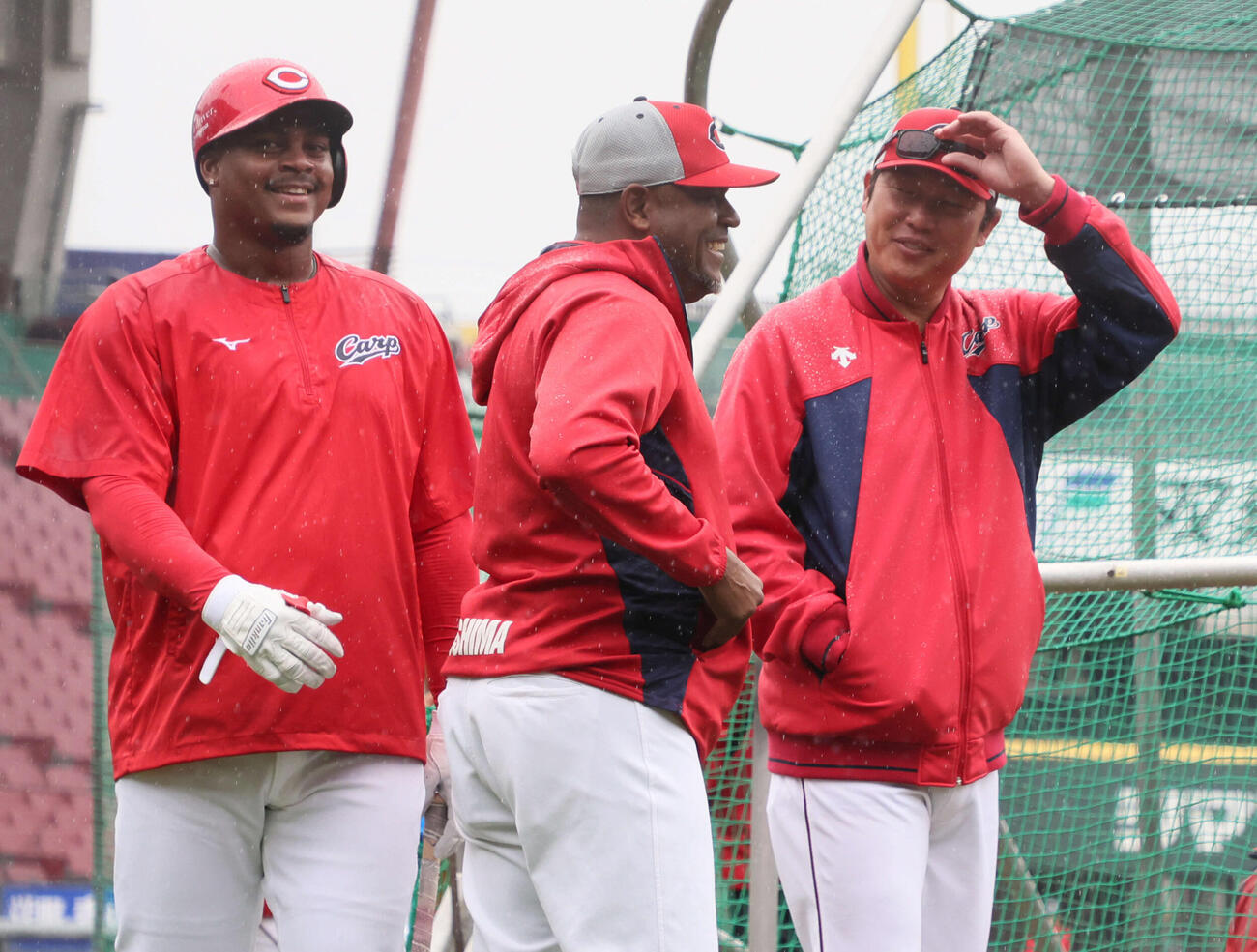 モンテロ（左）と話し合う広島新井監督（撮影・加藤孝規）