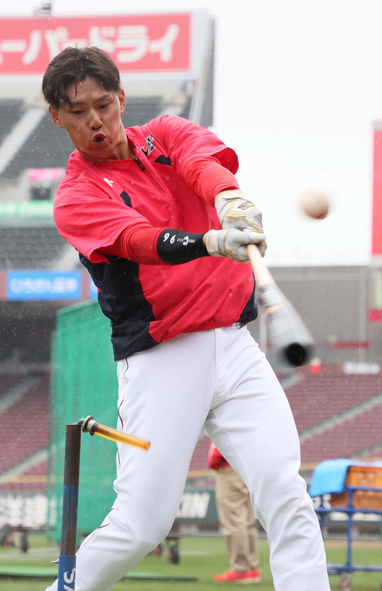 ティー打撃練習をする広島中村奨（撮影・加藤孝規）