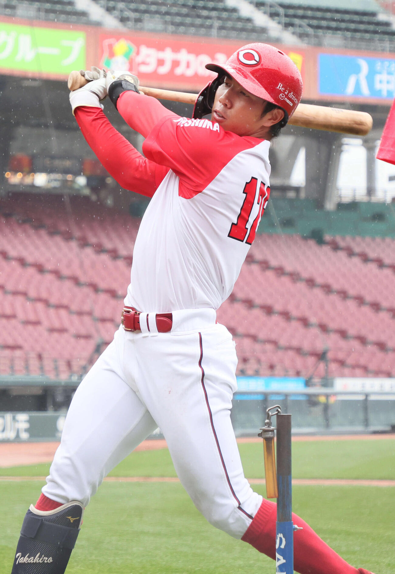 ティー打撃練習をする育成の広島岸本（撮影・加藤孝規）