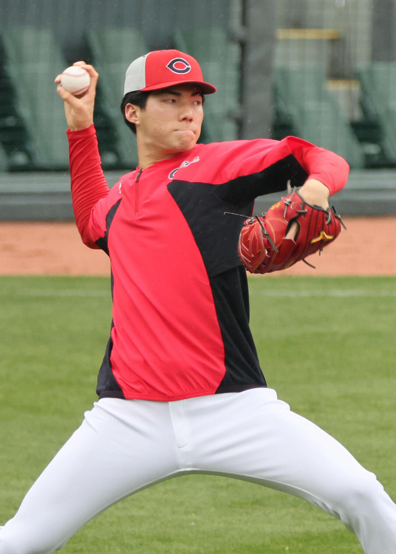 キャッチボールをする広島赤木（撮影・加藤孝規）