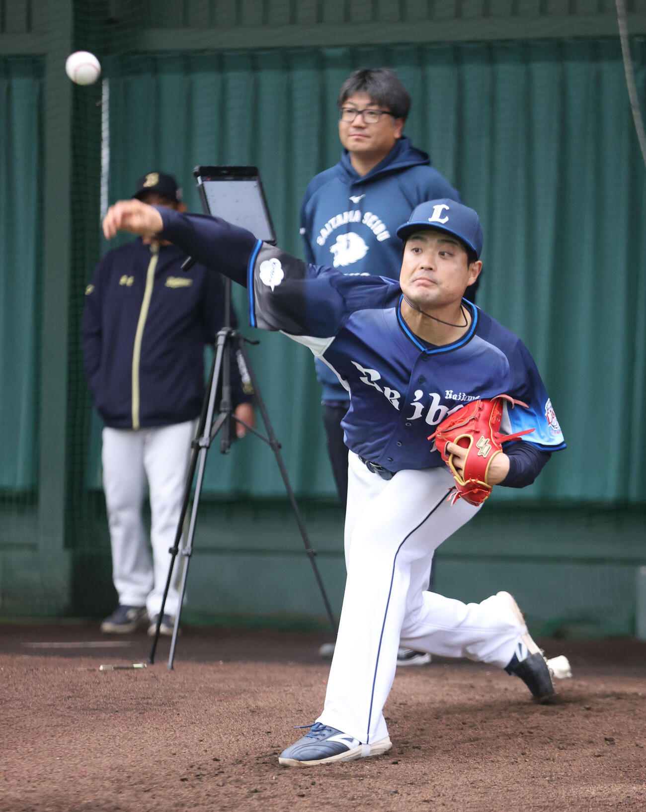 ブルペンに入った松本（2026年2月撮影）