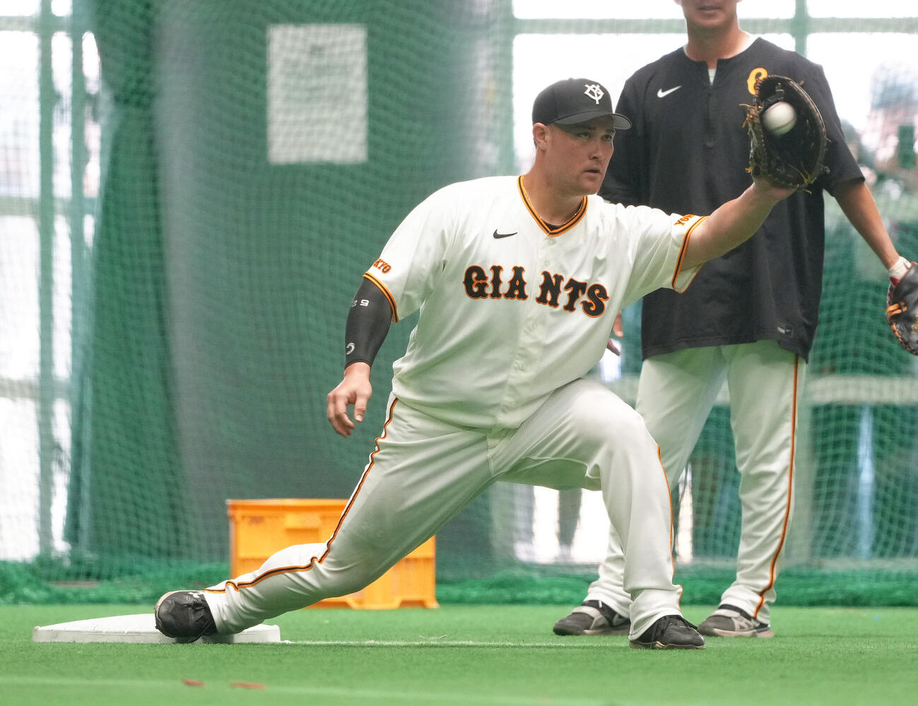 守備練習する巨人リチャード（撮影・足立雅史）