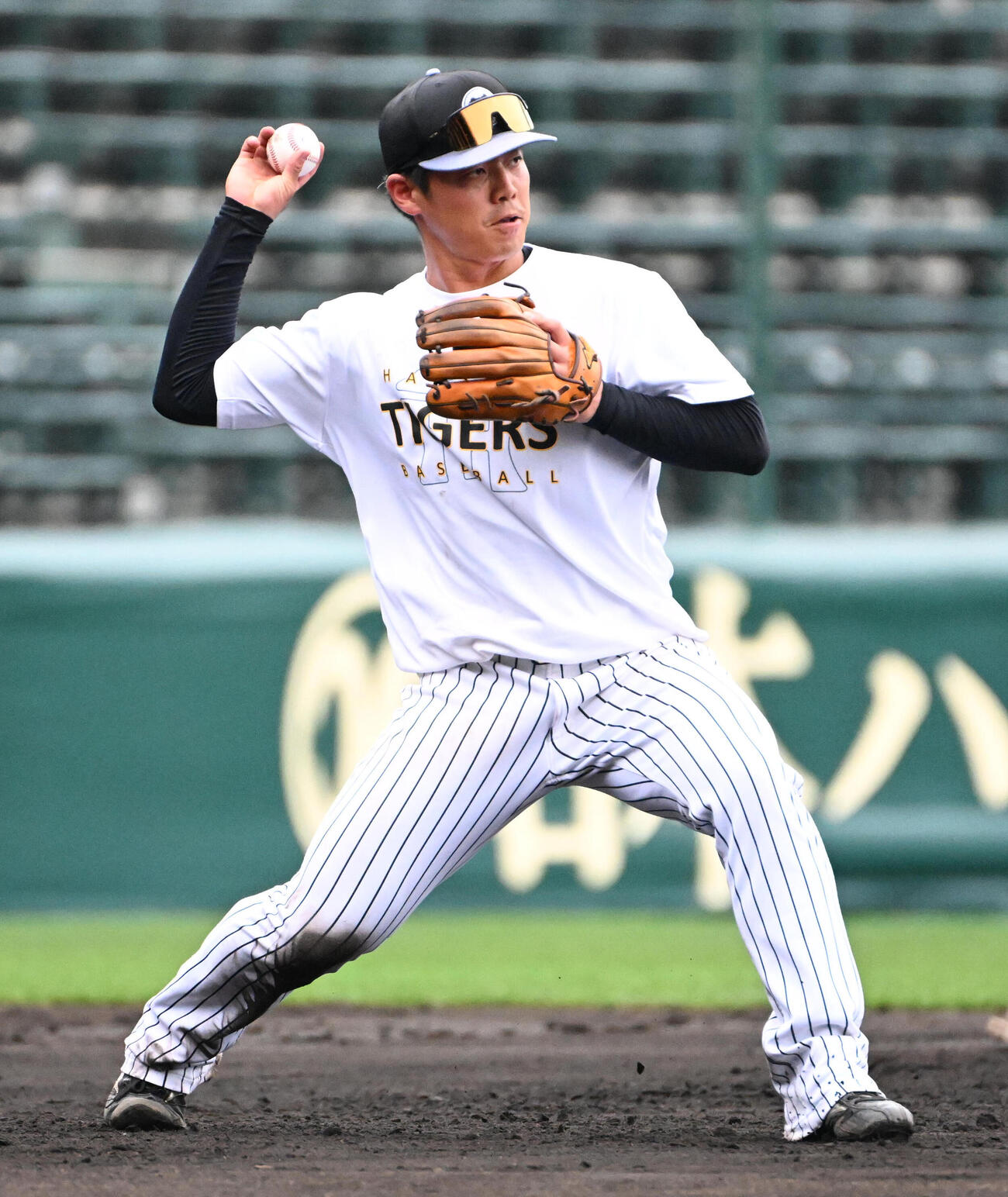 守備練習をする阪神谷端（撮影・石井愛子）