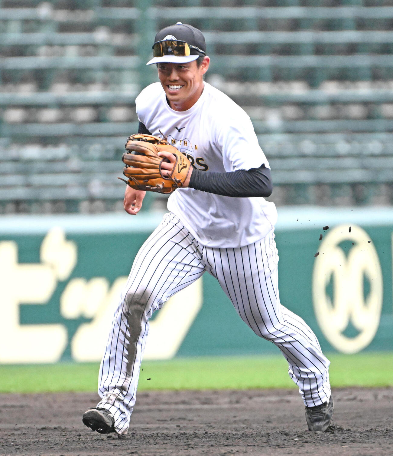 守備練習をする阪神谷端（撮影・石井愛子）