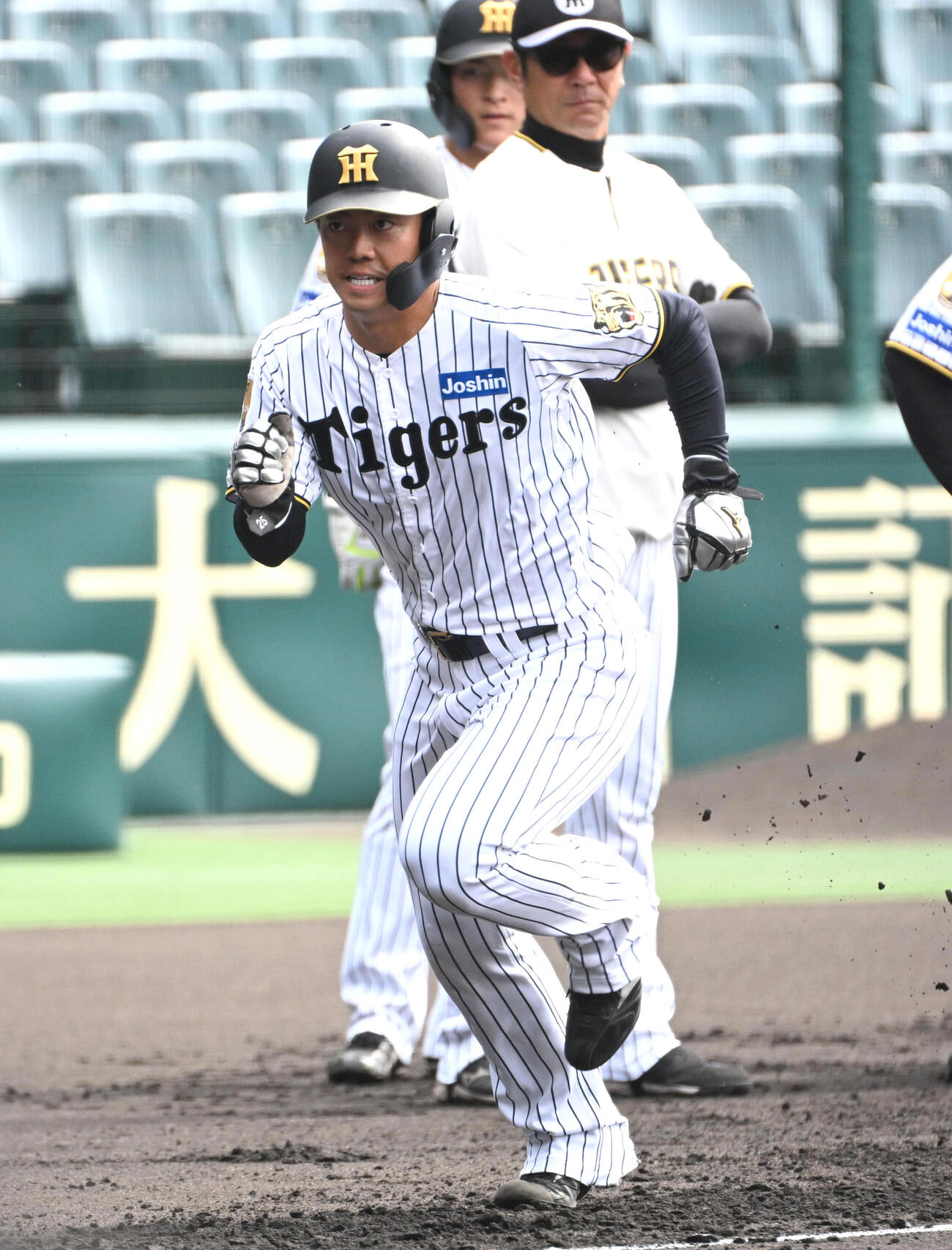 走塁の練習をする阪神谷端（撮影・石井愛子）