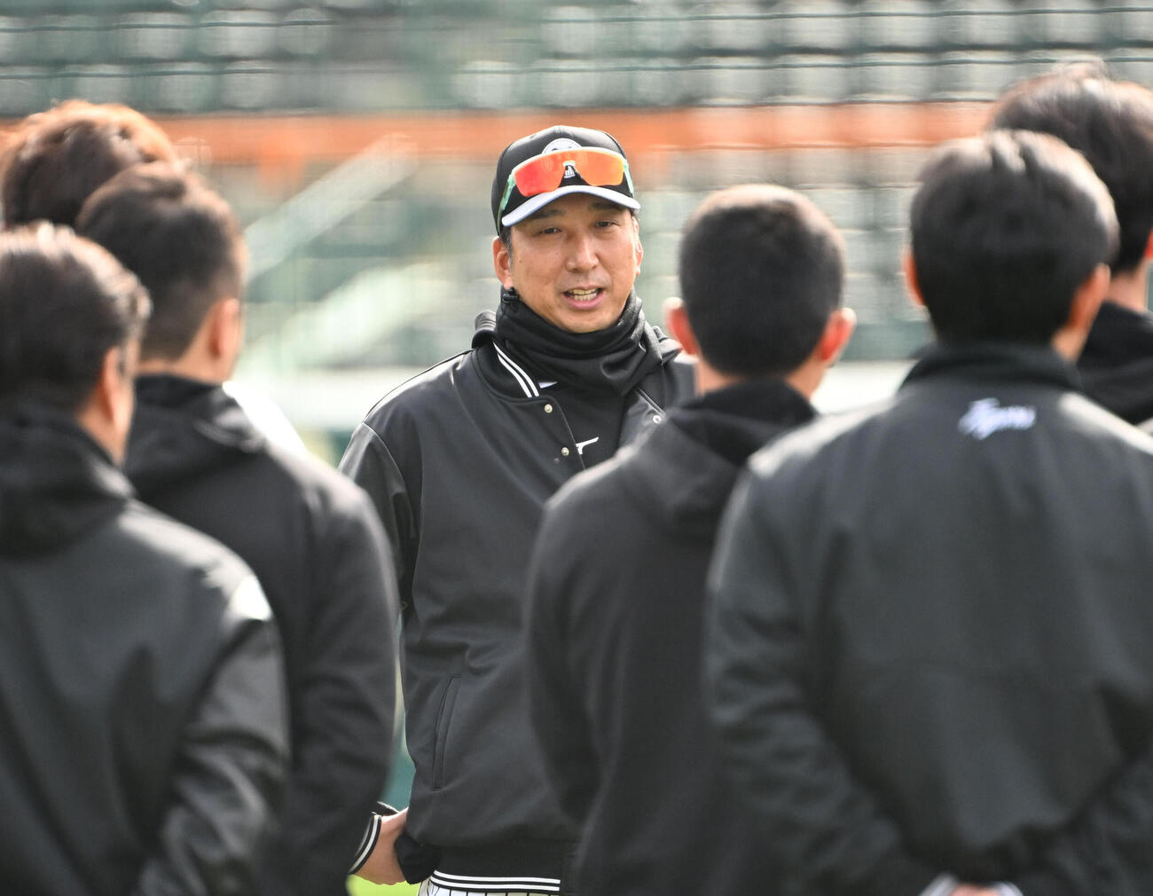 練習前に選手らに話をする阪神藤川球児監督（中央）（撮影・石井愛子）