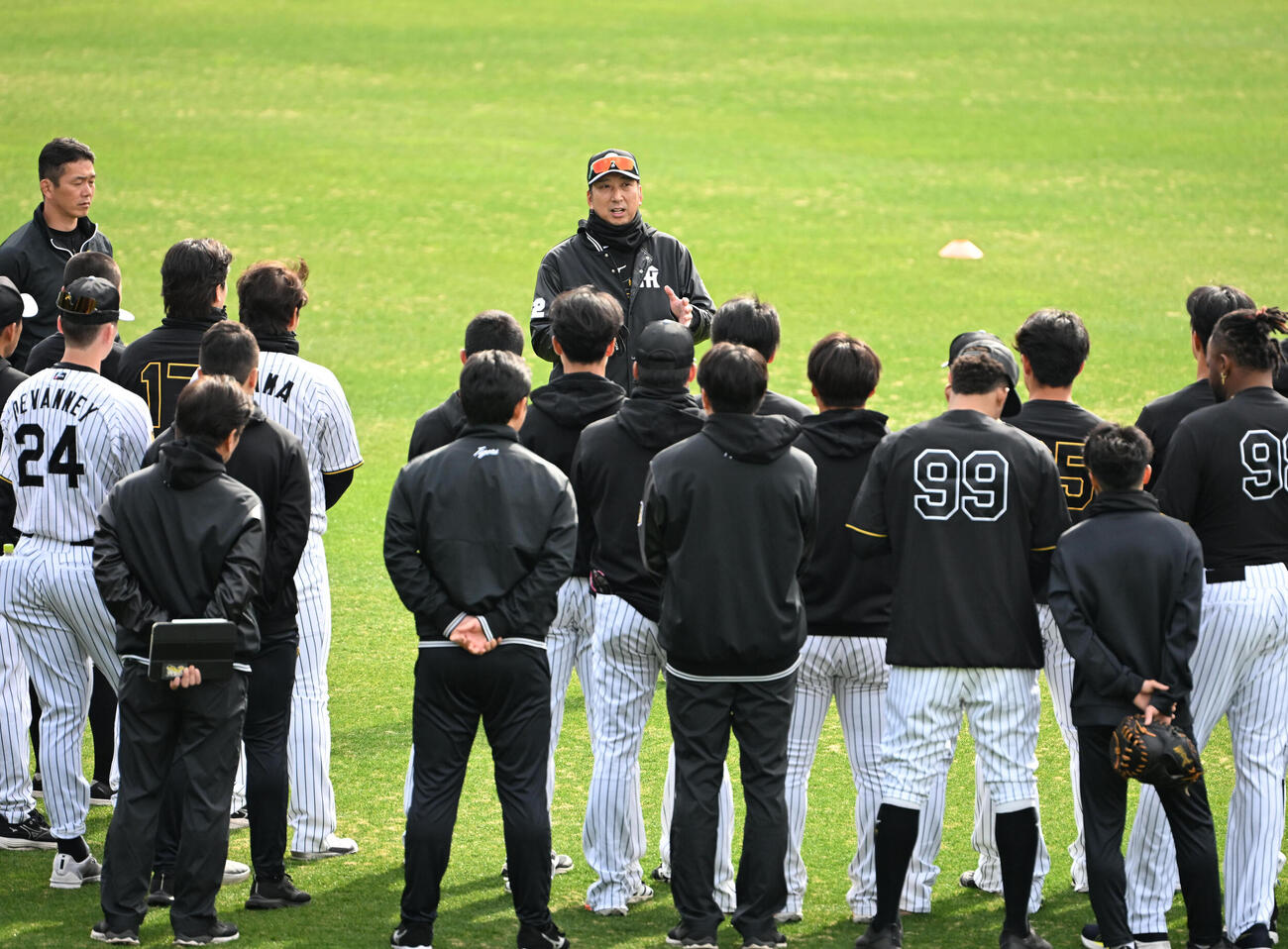 練習前に選手らに話をする阪神藤川球児監督（中央上）（撮影・石井愛子）