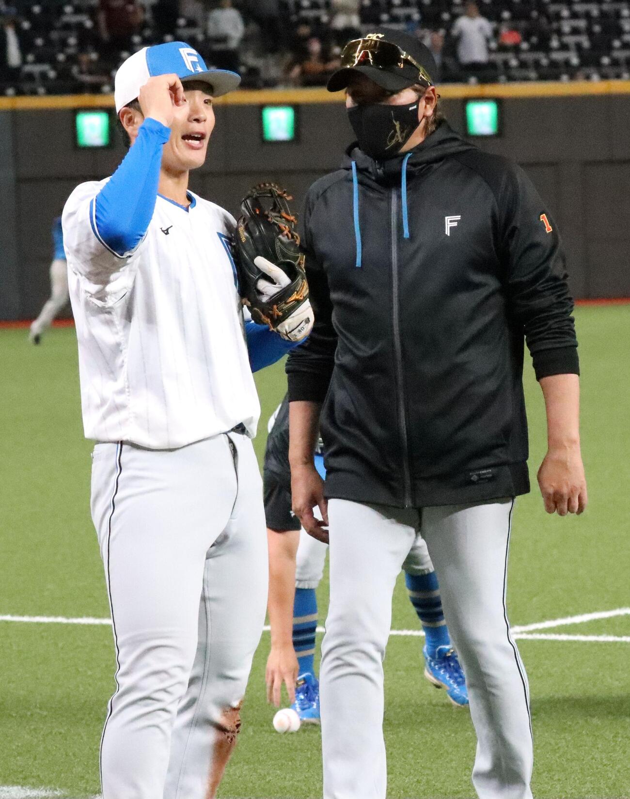 台北ドームでの試合前練習の合間、郡司に話しかける日本ハム新庄監督（右）（撮影・永野高輔）