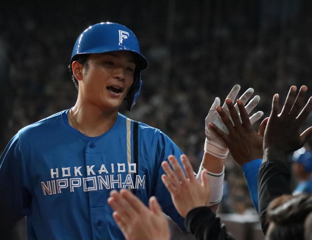 2回先頭で左越えソロを放ちハイタッチする日本ハム郡司（撮影・永野高輔）