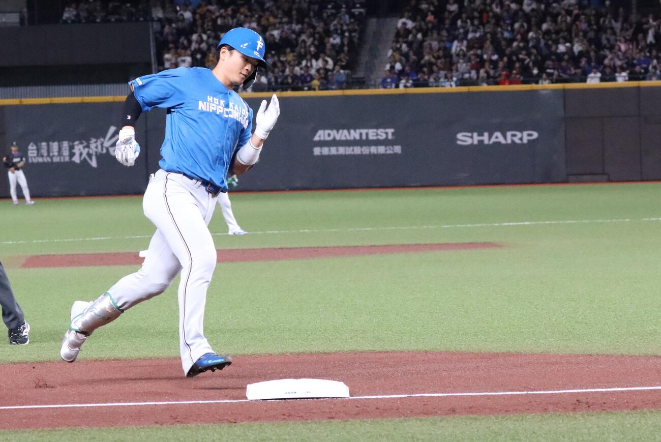 2回先頭で左越えソロを放つ日本ハム郡司（撮影・永野高輔）