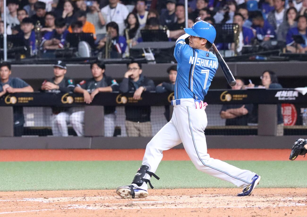 4回1死一塁、中越え2ランを放つ日本ハム西川（撮影・永野高輔）
