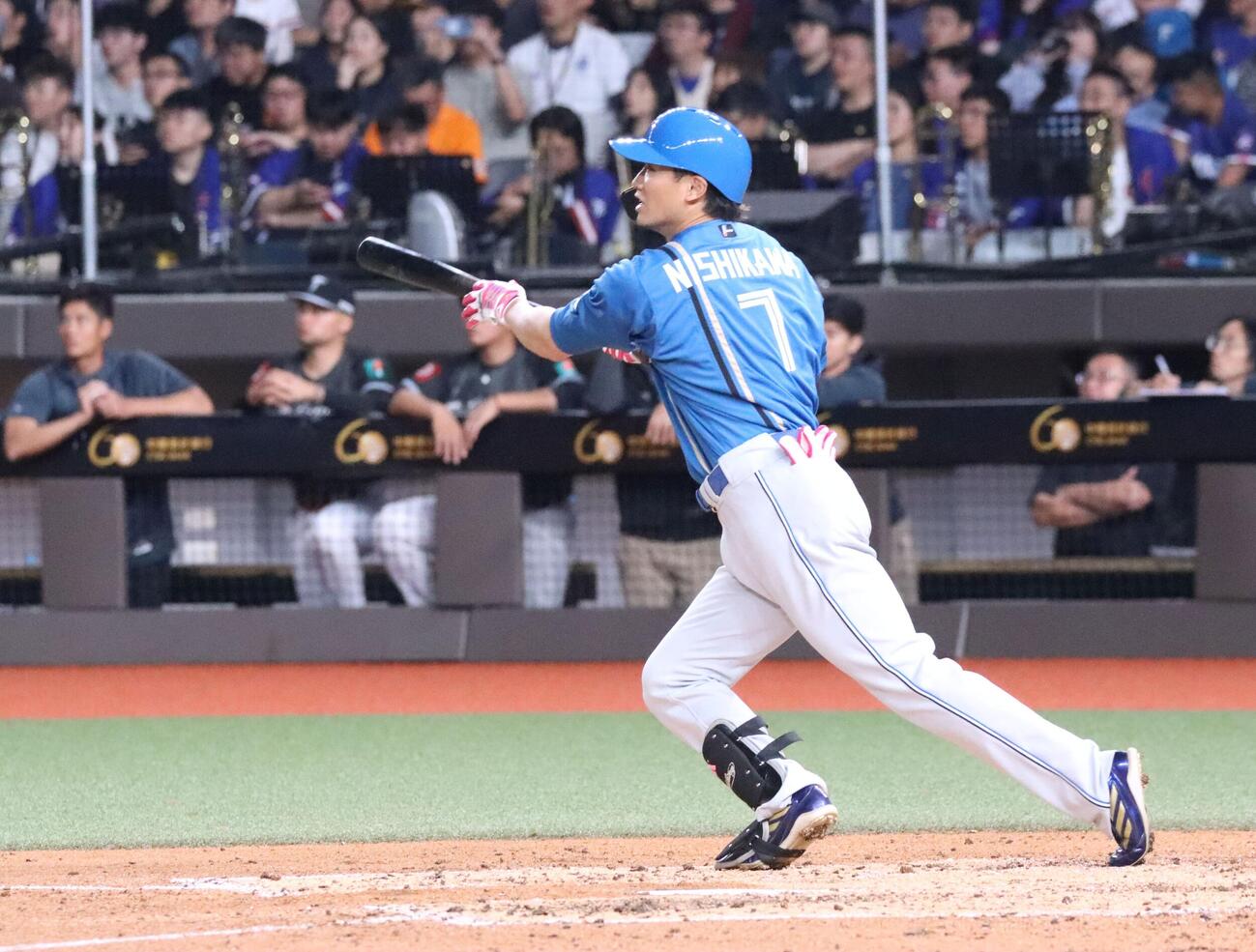 4回1死一塁、中越え2ランを放つ日本ハム西川（撮影・永野高輔）