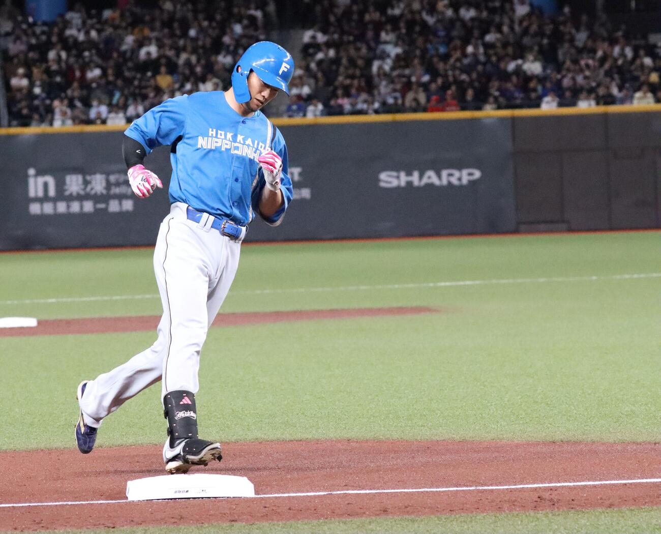 4回1死一塁、中越え2ランを放つ日本ハム西川（撮影・永野高輔）