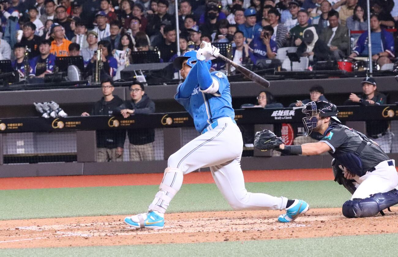 5回1死一塁、中越え2ランを放ち日本ハム万波（撮影・永野高輔）