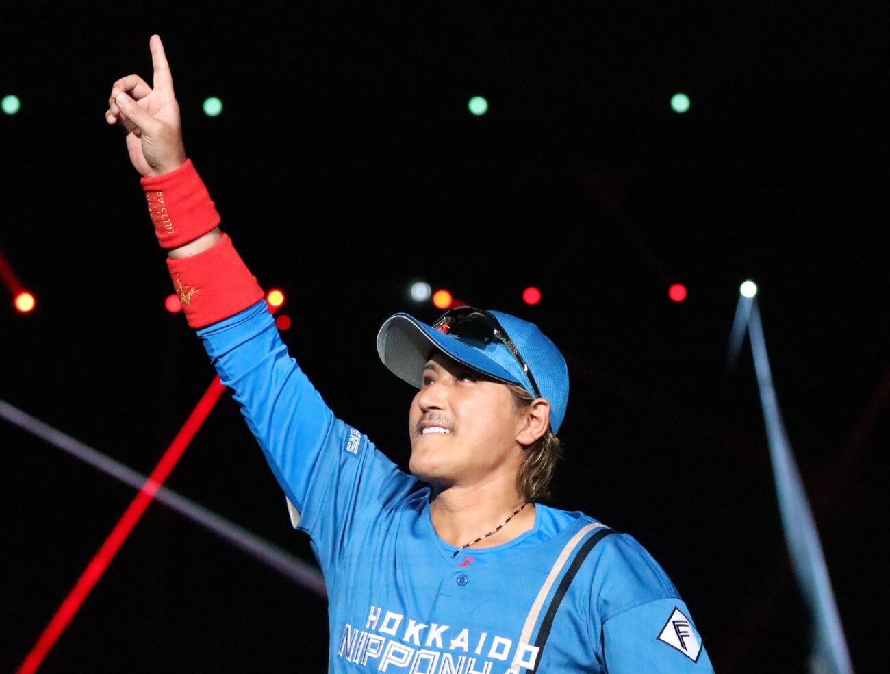 入場時に観衆の声援に応える日本ハム新庄監督（撮影・永野高輔）