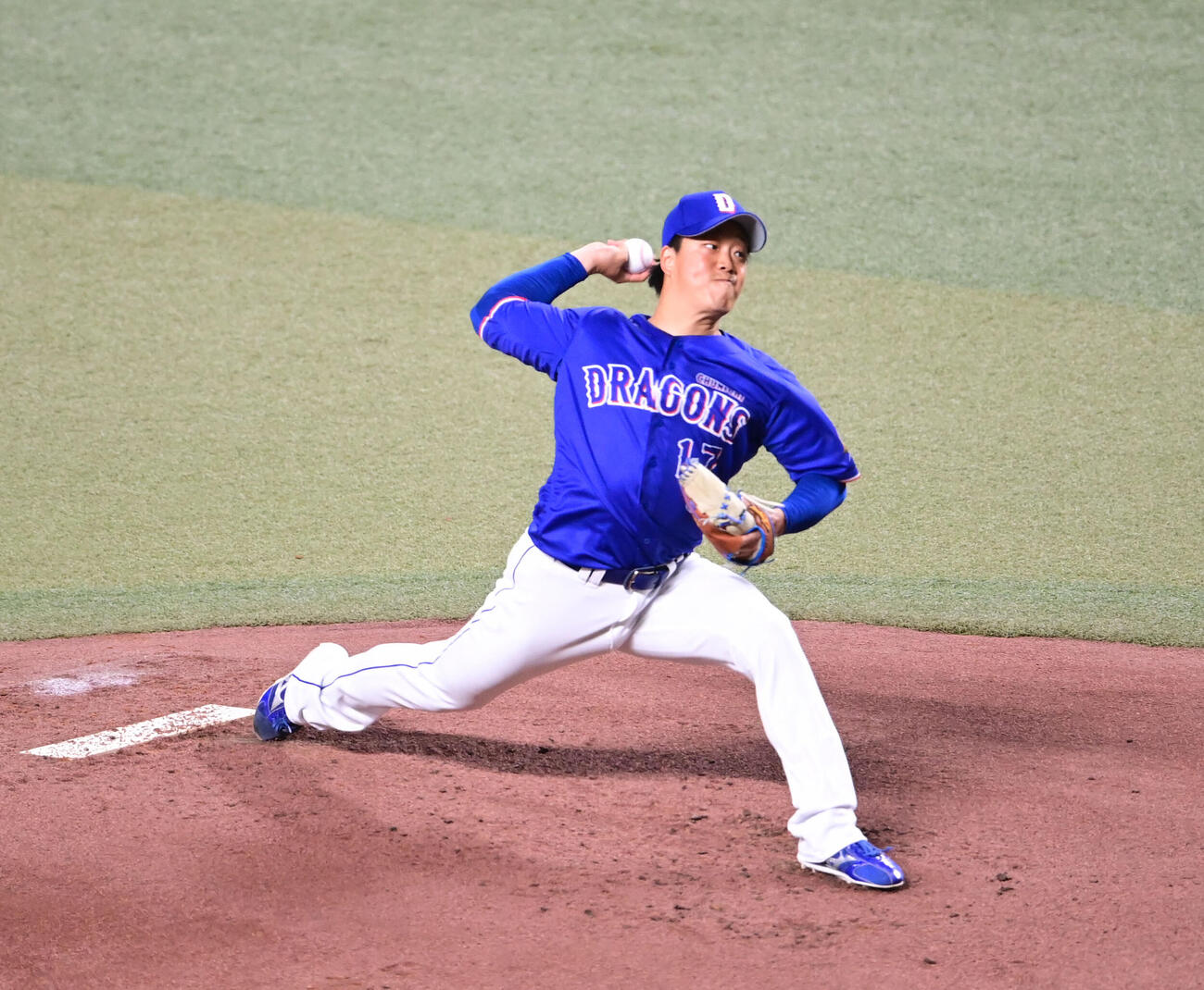 日本対中日　1回裏、登板する中日先発の柳（撮影・森本幸一）